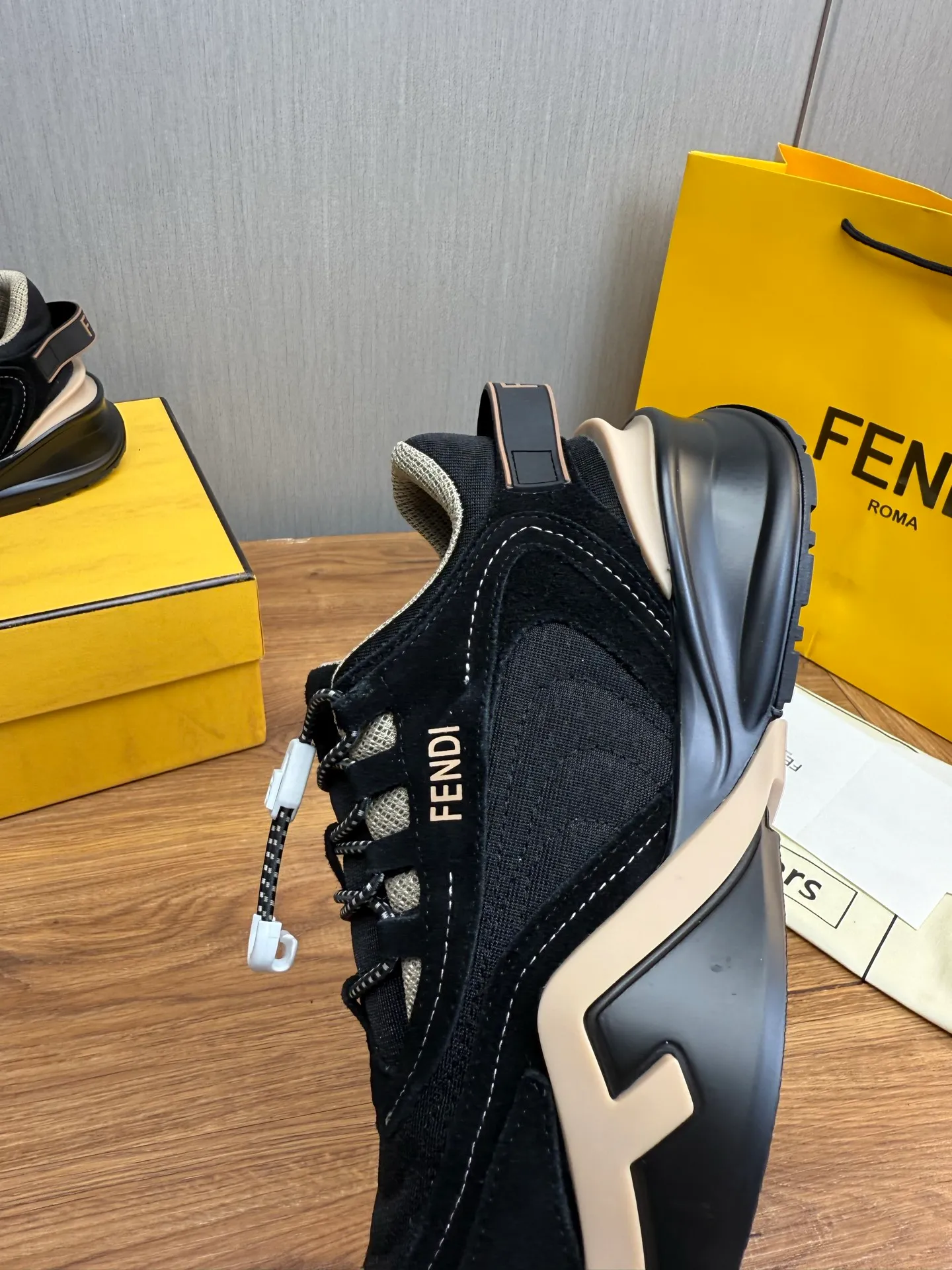 Men's men's shoes 💰560💰 Fendi [Fendi] hot style is on the market 🔥Fashionable casual men's shoes 🔱 Made of original brand fly knit fabric. Original cowhide + breathable mesh lining + sheepskin feet. Perfect shape and top quality, you deserve it 🔜Original rubber outsole, ultra-light, non-slip and wear-resistant 👣 Standard size 38-44